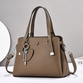 Braune Damen-Handtasche aus Leder mit Herzanhänger, geräumige Umhängetasche für Damen - Mittel (28x20x12cm) / Dunkles Khaki