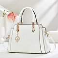 Elegante borsa a mano bianca da donna con motivo a righe e ciondolo dorato - 30x21x11cm / Bianco Sporco
