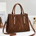 Dunkelbraune Retro-Handtasche aus Kunstleder in Öl-Wachs-Optik mit silbernen Nieten - Stil 1 / Kaffeebraun