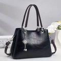 Elegante borsa nera con motivo a coccodrillo, scritte dorate e ciondolo con perla raffinata - Nero
