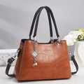 Vue détaillée du sac à main marron texture crocodile avec pendentif fleur métal - Jaune Terre