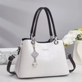 Détail d'un sac à main blanc motif pierre avec poignées brunes et breloque perle nœud - Blanc Cassé
