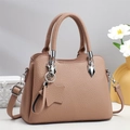Elegante borsa a mano in pelle rosa antico con ciondolo a stella e tracolla regolabile - Viola