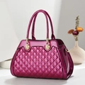 Magenta gewatteerde handtas van lakleer met goudkleurige schelpdetails en handvatten - Paars