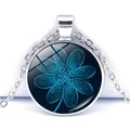 Détail d'un pendentif rond argenté avec trèfle à quatre feuilles bleu sur fond blanc uni - Effet Lumineux Bleu Trèfle(JY003238-7)