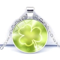 Détail du pendentif rond argenté avec trèfle à quatre feuilles vert brillant sur une chaîne - Effet Lumineux Vert Vif Trèfle(JY003238-8)