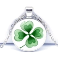 Collier trèfle à quatre feuilles en argent avec pendentif gemme verte sur fond blanc - Trèfle à Motif Vert Vif(JY003238-11)