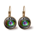 Detailansicht der Retro-Drachenaugenohrringe mit schillernden Glas-Cabochons - Bronze Schillerndes Drachenauge