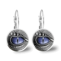 Detailansicht der Drachenaugen-Ohrringe mit blauem Iris-Muster und silbernen Haken - Silber Tiefblaues Drachenauge