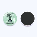 Vue détaillée avant et arrière d'un aimant rond en verre vert menthe avec texte inspirant - Take It Day By Day Vert Menthe (JY003534-9)