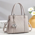 Elegante borsa tote beige trapuntata con ciondolo a forma di cane e tracolla rimovibile - Albicocca