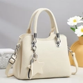 Elegante borsa a mano in pelle bianco crema con ciondolo a stella e fibbie argento - Bianco Sporco