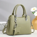 Borsa a mano in pelle a grana verde con ciondolo a stella e tracolla regolabile - Verde