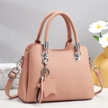 Sac à main élégant en cuir grainé rose clair avec pendentif étoile et détails argent - Rose