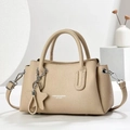 Elegante beige Tragetasche aus strukturiertem Leder mit Sternanhänger und Schultergurt - Hellbeige