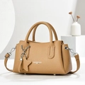 Détail du cuir grainé et des finitions argentées sur un sac cabas couleur kaki chic - Khaki Foncé
