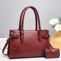 Elegantes weinrotes Handtaschen- und Portemonnaie-Set für Damen im professionellen Studio - Burgunderrot