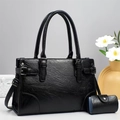 Details der schwarzen Handtasche aus Lackleder mit Metallschnalle und passendem Mini-Etui - Schwarz