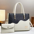 Dettaglio della borsa tote a contrasto con pochette a busta abbinata su sfondo elegante - Bianco Sporco