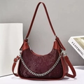Dettaglio della trama a serpente bordeaux su borsa hobo con catena in metallo argento - Borgogna