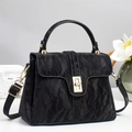 Classica borsa nera testurizzata con chiusura dorata e manico rotondo elegante - Nero