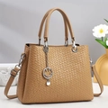 Borsa a mano alla moda con trama intrecciata, ciondolo smiley e tracolla in colore kaki - Cachi