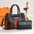 Set de bolso de mano con relieve de cocodrilo degradado rojo y negro con sobre a juego - Burdeos
