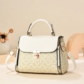 Modische Monogramm-Tasche mit goldenem Metallgriff und Leder-Schultergurt - Gebrochenes Weiß