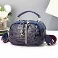 Dunkelblau-violette Handtasche mit Krokodilprägung, Bärenanhänger und breitem Schultergurt - Blau