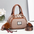 Borsa Boston in denim marrone con manici in pelle e ciondolo in peluche su sfondo bianco - Giallo Terra