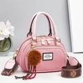 Dettaglio borsa rosa in denim con tracolla jacquard larga e ciondolo a pompon morbido - Rosa