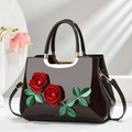 Borsa a mano in vernice sfumata marrone con applicazione a rosa rossa e manico in metallo - Marrone