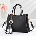 Elegante borsa tote nera testurizzata con dettagli dorati e foulard decorativo - Nero