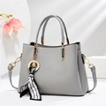 Borsa grigia testurizzata con foulard di seta su supporto geometrico e sfondo floreale sobrio - Grigio