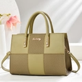 Dettaglio della borsa verde oliva con tessuto intrecciato e logo dorato del marchio - Verde Matcha