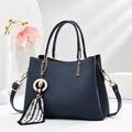 Elegante borsa a tracolla blu scuro con trama a tratteggio incrociato e foulard - Blu