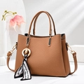 Sac à main marron avec texture tissée, poignées rondes et détail de foulard en soie - Jaune Terre