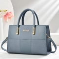 Dettaglio della borsa blu con cuciture verticali e trama intrecciata - Azzurro