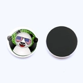Makroansicht von 25mm Glaskühlschrankmagneten mit Panda-Motiv und schwarzer Magnetrückseite - Panda mit US-Flaggen-Sonnenbrille