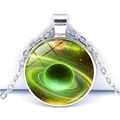 Dettaglio pendente cabochon in vetro con galassia Saturno verde su catena d'argento - Stile Galassia Verde Misteriosa (JY003665-6)