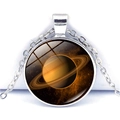 Vista macro della collana pianeta argento con ciondolo Saturno sotto vetro cabochon - Stile Saturno Nebulosa Marrone Gialla (JY003665-10)