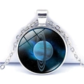 Collana argentata con ciondolo in vetro a tema pianeta blu su sfondo bianco neutro - Stile Cielo Stellato Pianeta Blu (JY003665-12)