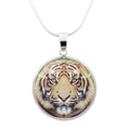 Dettaglio ravvicinato della collana con ciondolo a testa di tigre in argento e vetro - Tigre dallo Sguardo Acuto (JY003755-5)