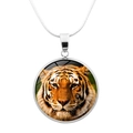 Dettaglio del ciondolo a testa di tigre argento con foto realistica sotto vetro tondo - Foto Realistica Molto Dettagliata (JY003755-6)