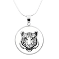 Dettaglio macro del ciondolo tondo argentato con illustrazione della testa di tigre in bianco e nero - Tigre Art in Bianco e Nero (JY003755-9)