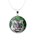 Dettaglio macro del ciondolo tondo argento con tigre bianca e occhi verdi sotto vetro curvo - Tigre Bianca dagli Occhi Smeraldo (JY003755-10)