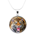 Dettaglio ravvicinato della collana con ciondolo a tigre d'argento e motivo di tigre colorata - Tigre Ruggente Colorata Vivace (JY003755-12)