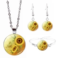 Detail van de zonnebloem sieradenset met ketting, oorbellen en armband van glassteen - Tijdsteen Zonnebloem Stijl (JY003858-1)