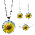 Detailweergave van zonnebloem sieradenset met glazen ketting, armband en oorbellen in zilver - Tijdsteen Zonnebloem Stijl (JY003858-2)