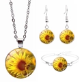 Detail van zonnebloem sieradenset met glazen cabochon ketting, oorbellen en armband - Tijdsteen Zonnebloem Stijl (JY003858-3)